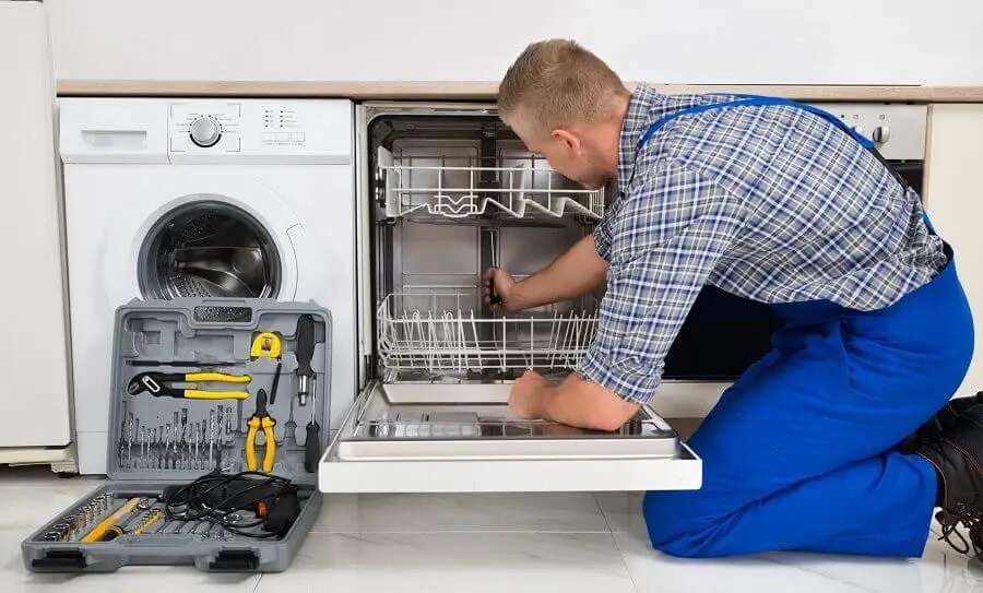 Sapanca Protherm servisi teknisyen ekibi beyaz eşya tamiri yaparken